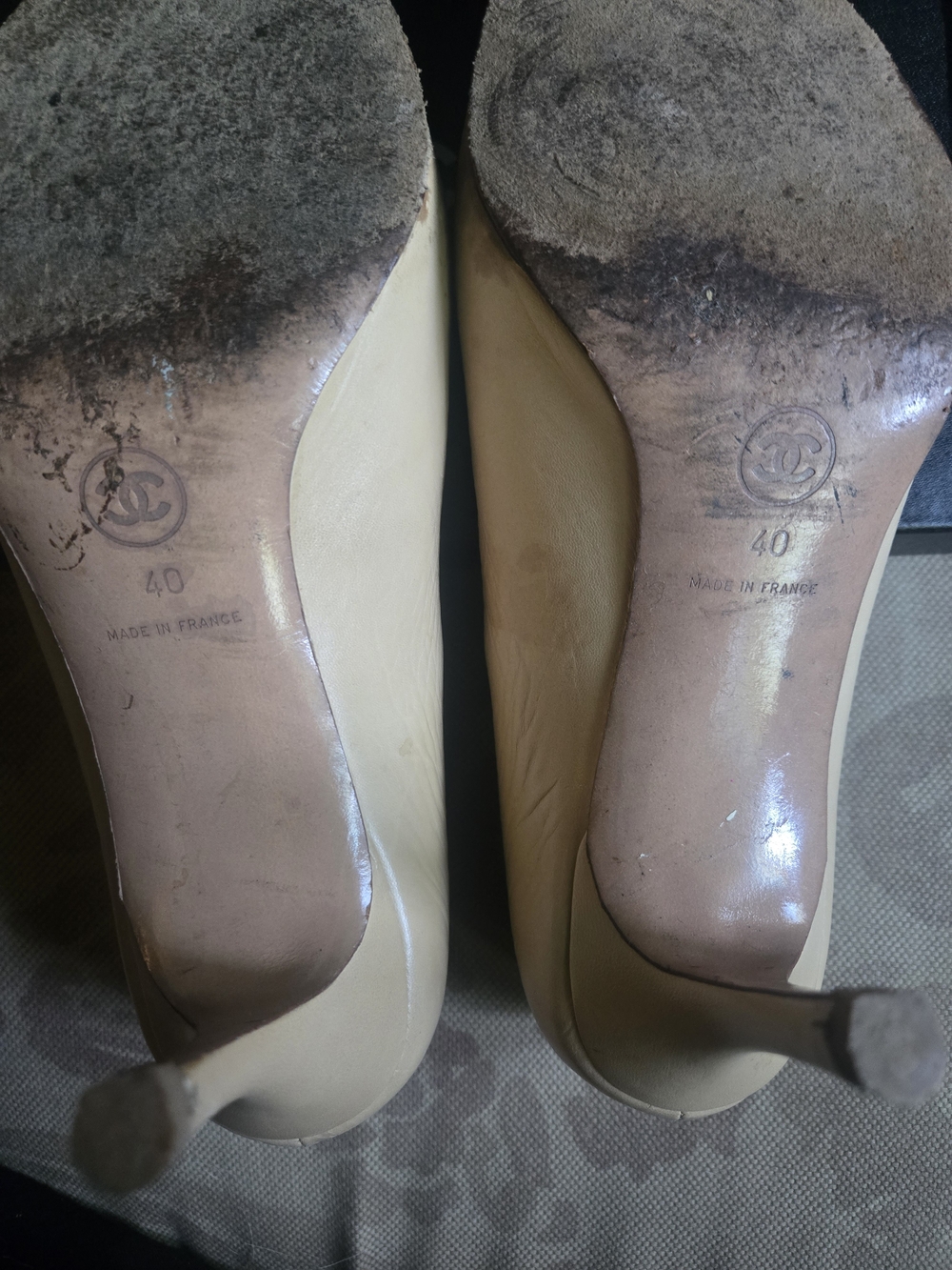 CHANEL Chic Two-Tone Beige and Black Cap-Toe Leather Pumps - Picture 10 of 16